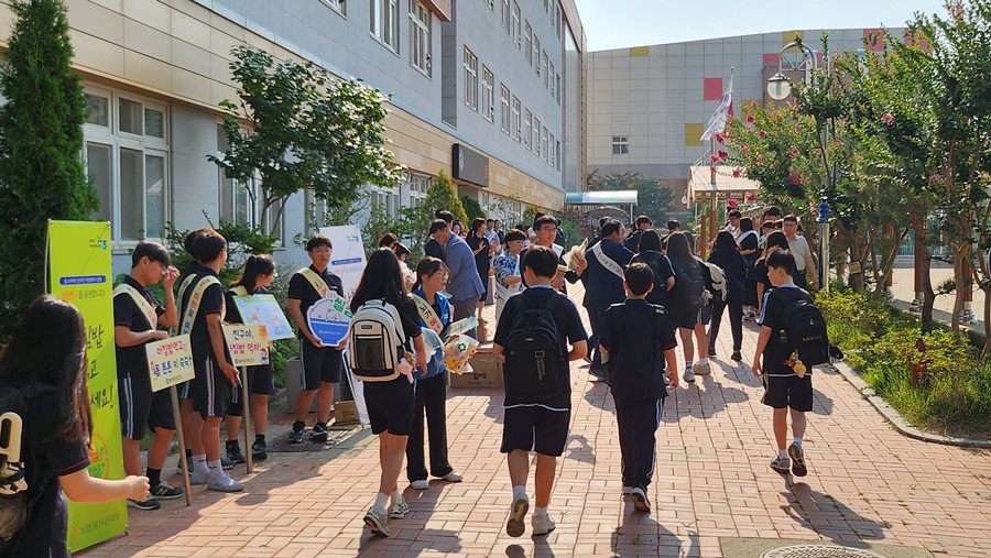 대구 달성군이 대구시교육청의 무상교복 지원 대상에서 제외됐던 ‘타 시·도 학교 입학생’들의 교복비를 올해부터 지원한다. 사진은 지난해 7월 대구 심인중 학생들이 등교 중인 모습 / 대구 달성군 제공