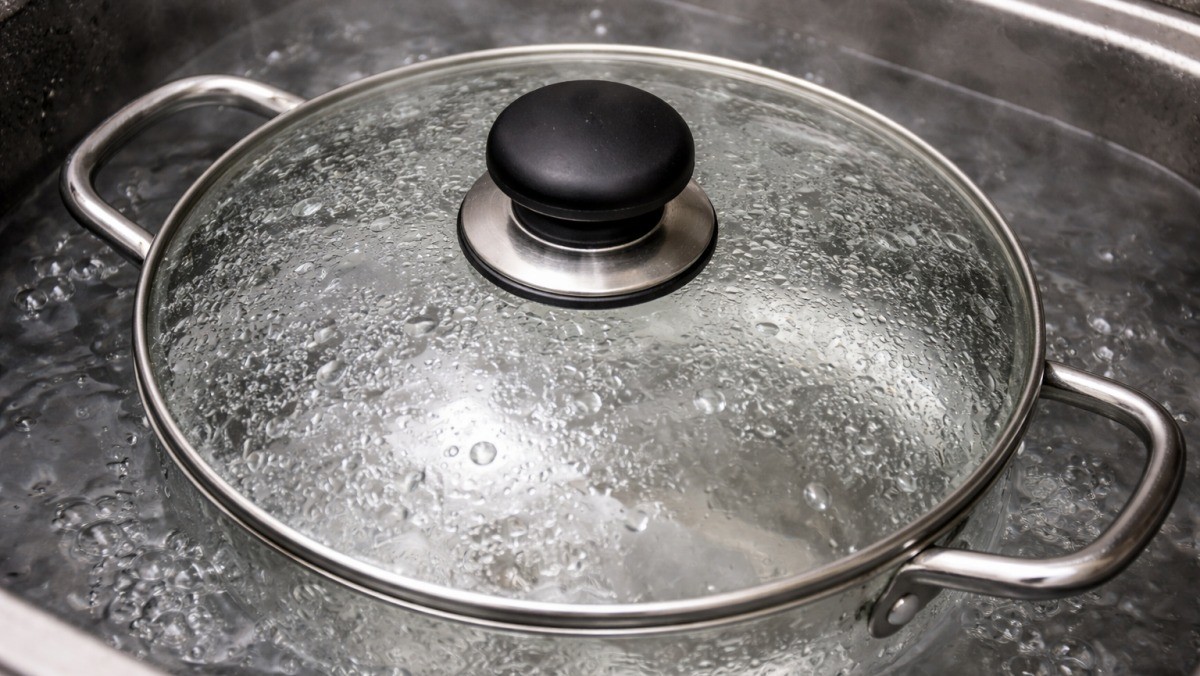 냄비 뚜껑을 세척하는 모습 / 기사 내용을 바탕으로 제작한 AI 이미지