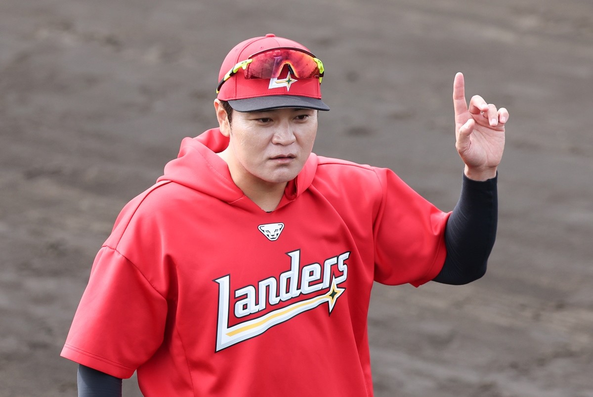 추신수 프로야구 SSG 랜더스 구단주 보좌역 겸 육성총괄 자료 사진. 추신수 보좌역의 소속사 스포트레인은 1일 공식 입장에서 '당사는 소속 야구인과 그 가족을 보호하기 위해 법무법인을 선임했고 악성 댓글 작성자 및 허위 사실 유포자들에 대해 모욕 및 명예훼손 혐의로 형사고소를 진행한다'라고 밝혔다.      / 뉴스1