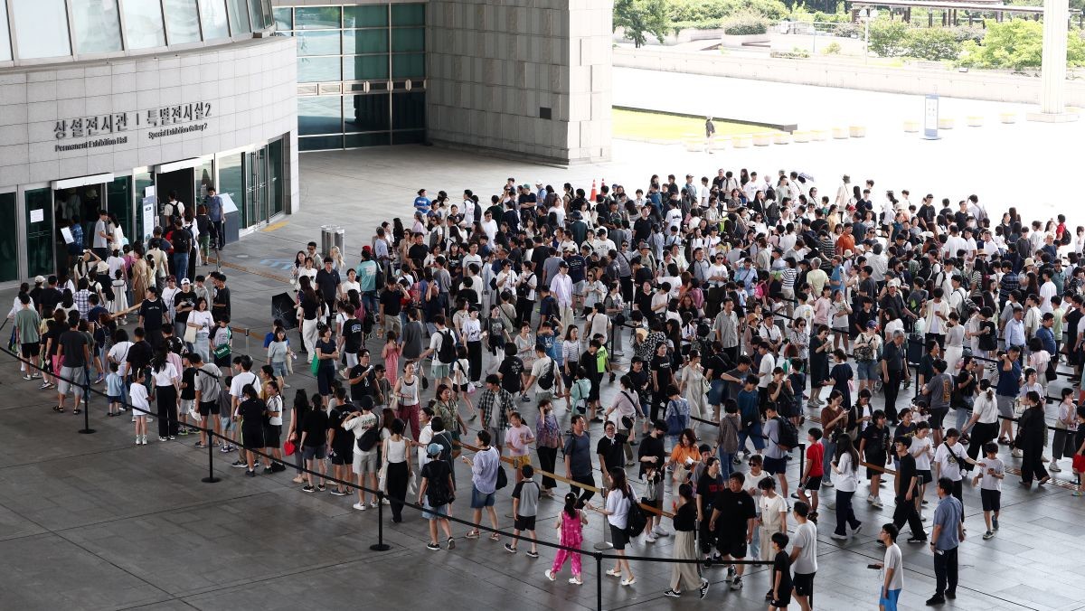국립중앙박물관에서 관람객들이 전시를 보기 위해 줄을 서고 있다 / 뉴스1