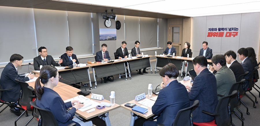 대구시가 서구 지역 악취저감을 위한 민·관 협업체계를 본격 가동한다. 사진은 김정기 대구시장 권한대행 주재로 한 단체회의 모습 / 대구시 제공