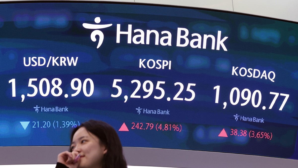 코스피 지수가 5% 넘게 오르며 장 초반 매수 사이드카가 발동된 1일 오전 서울 중구 하나은행 딜링룸 전광판에 코스피 시황이 표시되고 있다. / 뉴스1