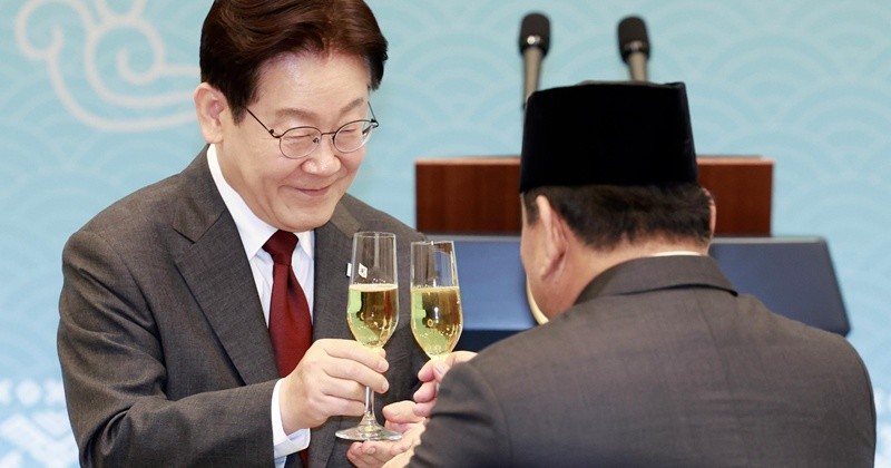이재명 대통령과 프라보워 수비안토 인도네시아 대통령이 1일 청와대에서 열린 국빈 방한 환영 오찬에서 건배를 하고 있다. / 뉴스1