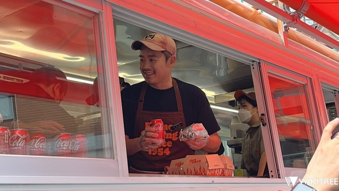 1일 성수역 3번 출구 앞에서 유용욱 쉐프가 버거킹 신제품을 시민들에게 나눠주고 있다. /  위키트리