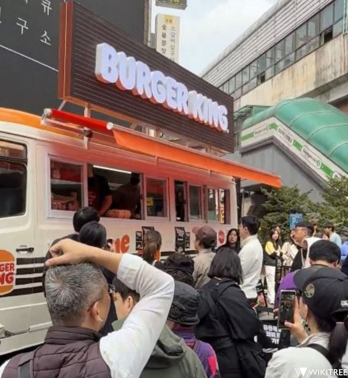 1일 성수역 3번 출구 앞 사람들이 '와퍼 트럭' 앞에 모여있다. /  위키트리