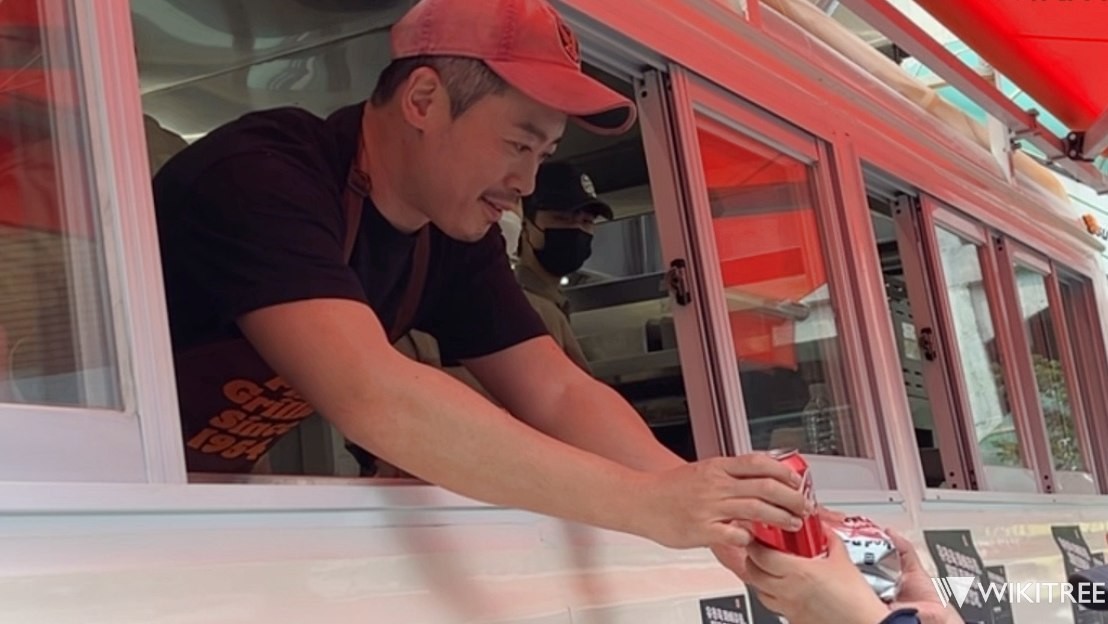 1일 성수역 3번 출구 앞에서 유용욱 셰프가 버거킹 신제품을 시민들에게 나눠주고 있다.  /  위키트리