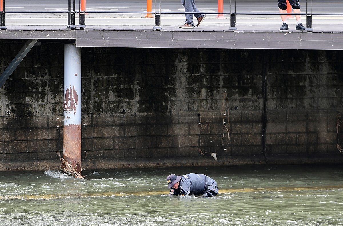 지난달 31일 '신천에 수상한 캐리어가 있다'라는 신고를 접수한 경찰이 대구 북구 칠성동 잠수교 주변을 수색하고 있다. 경찰은 캐리어 안에서 여성 시신을 발견해 수사에 나섰다. 경찰은 지난달 31일 대구 북구 칠성동 잠수교 아래 신천에서 '캐리어가 떠 있다'라는 신고를 받고 출동해 50대 여성 A 씨의 시신을 발견했다. 이후 CCTV 분석과 행적 수사를 통해 딸과 사위를 특정 후 긴급체포했으며 이들은 범행을 시인한 것으로 전해졌다. / 뉴스1