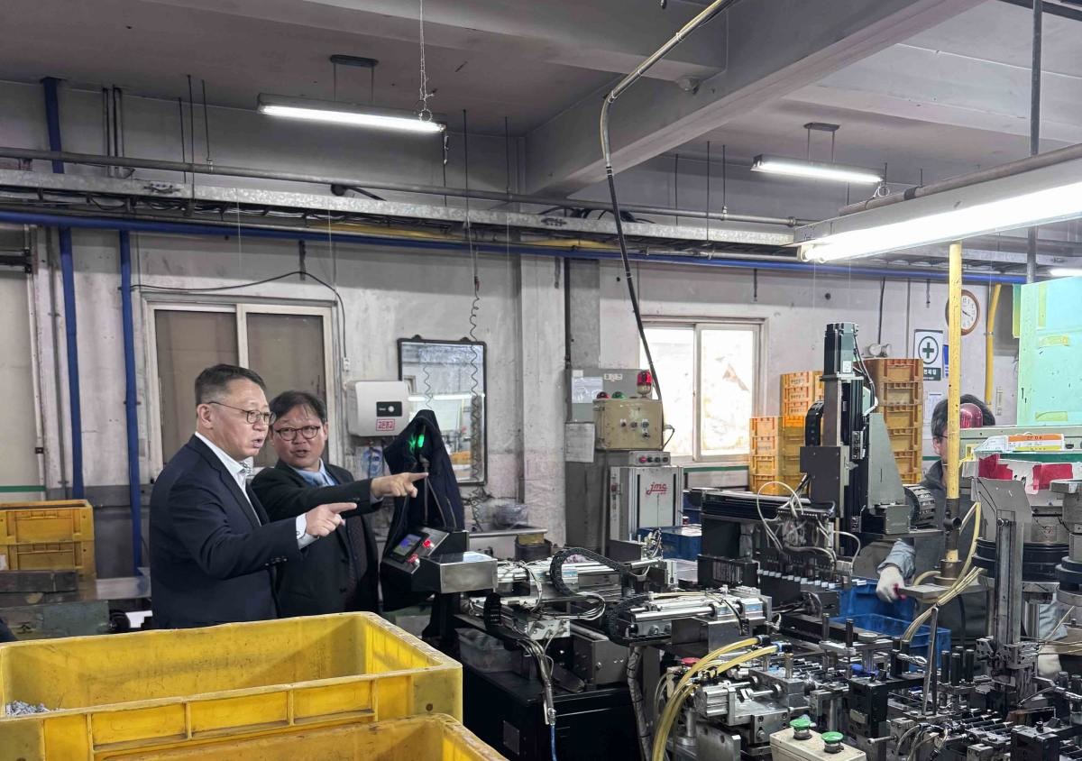 우리은행 정진완 은행장(왼쪽)이 국내 중소기업을 방문해 생산 현장에 대해 관계자로부터 설명을 듣고 있다. / 우리은행 제공
