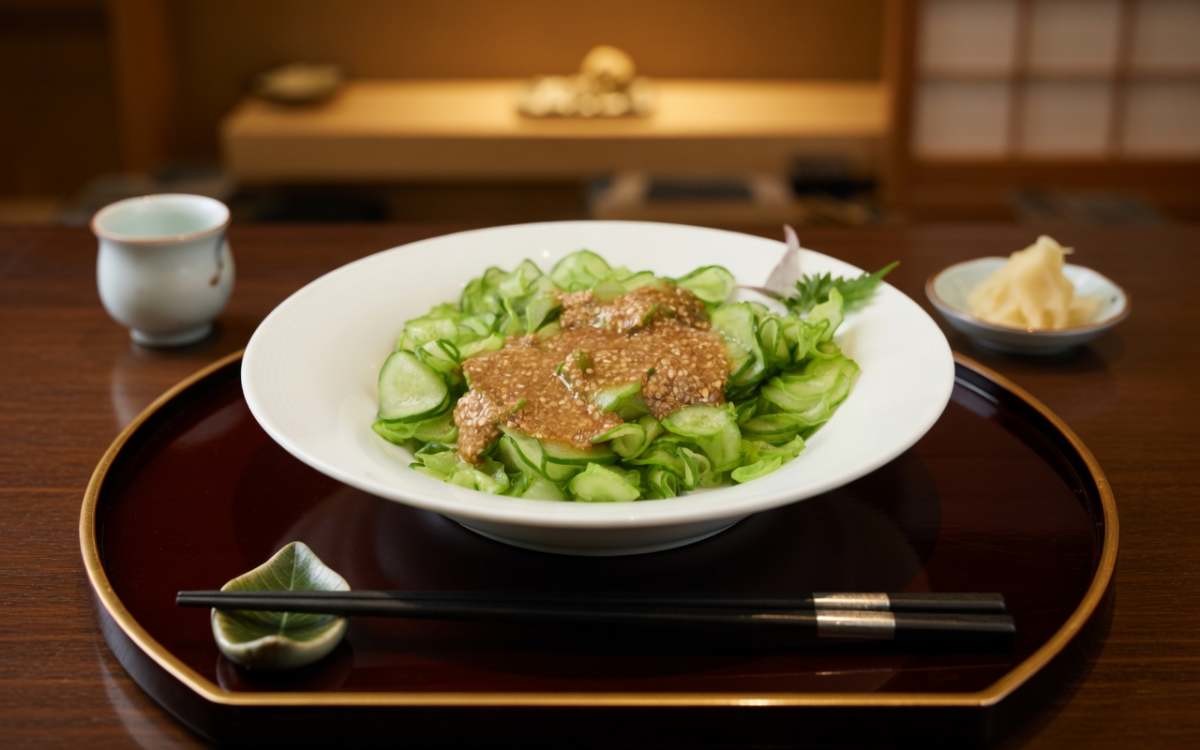 고급 일식당에서 맛볼 수 있는 오이참깨무침. 기사 내용 토대로 AI툴 활용해 제작한 자료사진.