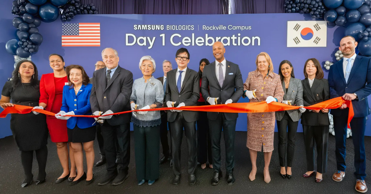 미국 메릴랜드주 록빌 바이오의약품 생산시설에서 열린 인수 완료식에서 참석자들이 기념 촬영 하는 모습 / 삼성바이오로직스