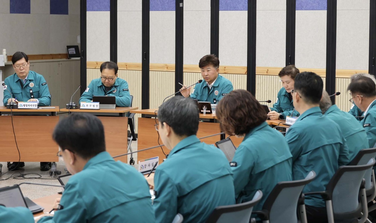 최충규 대덕구청장과 간부공무원들이 1일 구청 대회의실에서 회의를 진행하는 모습 / 사진=대전 대덕구