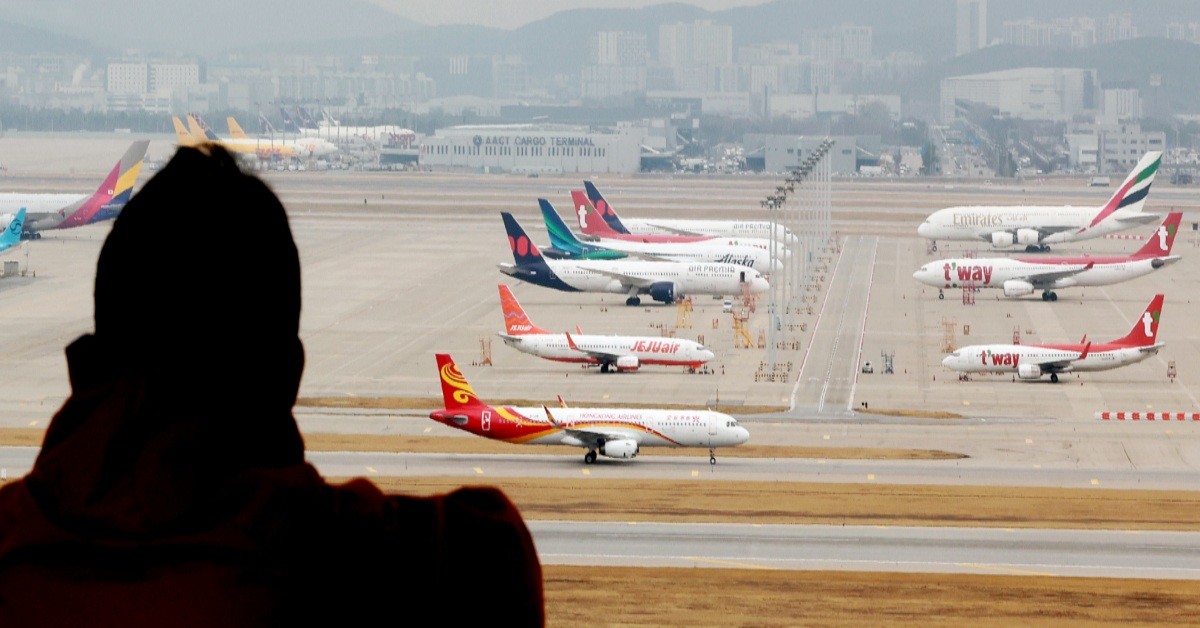 기사 이해를 돕기 위한 자료 이미지. 인천공항 전망대를 찾은 시민이 항공기들을 바라보는 모습. / 뉴스1