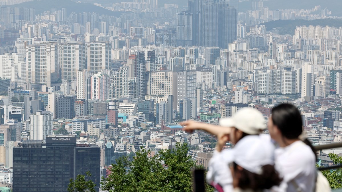 서울 중구 남산에서 바라본 시내 아파트 단지 모습.  / 뉴스1