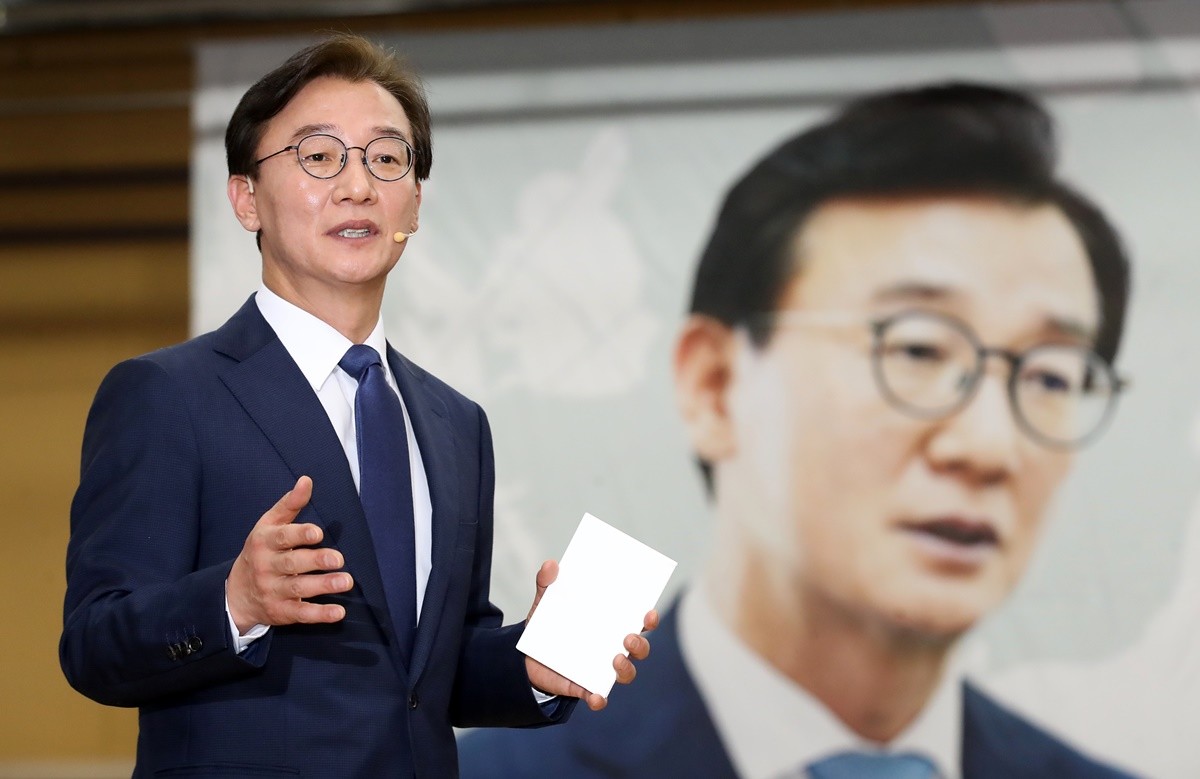 전재수 더불어민주당 의원이 2일 오후 부산 동구 부산항국제전시컨벤션센터에서 열린 '전재수, 북극항로를 열다 부산의 미래를 열다' 출판기념회에서 발언하고 있다. 자료 사진. 더불어민주당 부산시장 후보 경선 주자인 전재수 의원(부산 북갑)이 2일 출마 선언 후 첫 공식 일정으로 노무현 전 대통령 묘역을 참배하는 것으로 전해졌다.      / 뉴스1