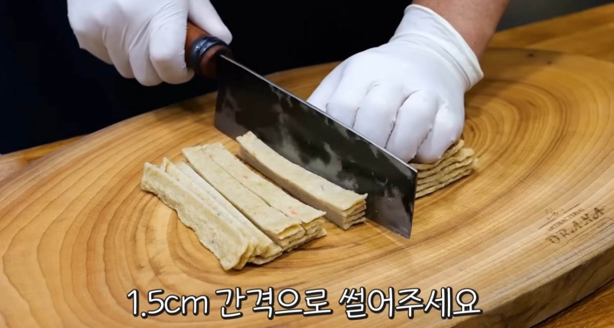 어묵을 자르는 모습 / 유튜브 '김대석 셰프TV'