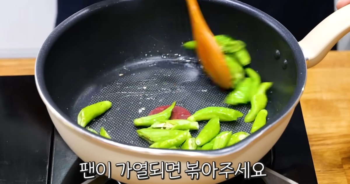 꽈리고추를 볶는 모습 / 유튜브 '김대석 셰프TV'