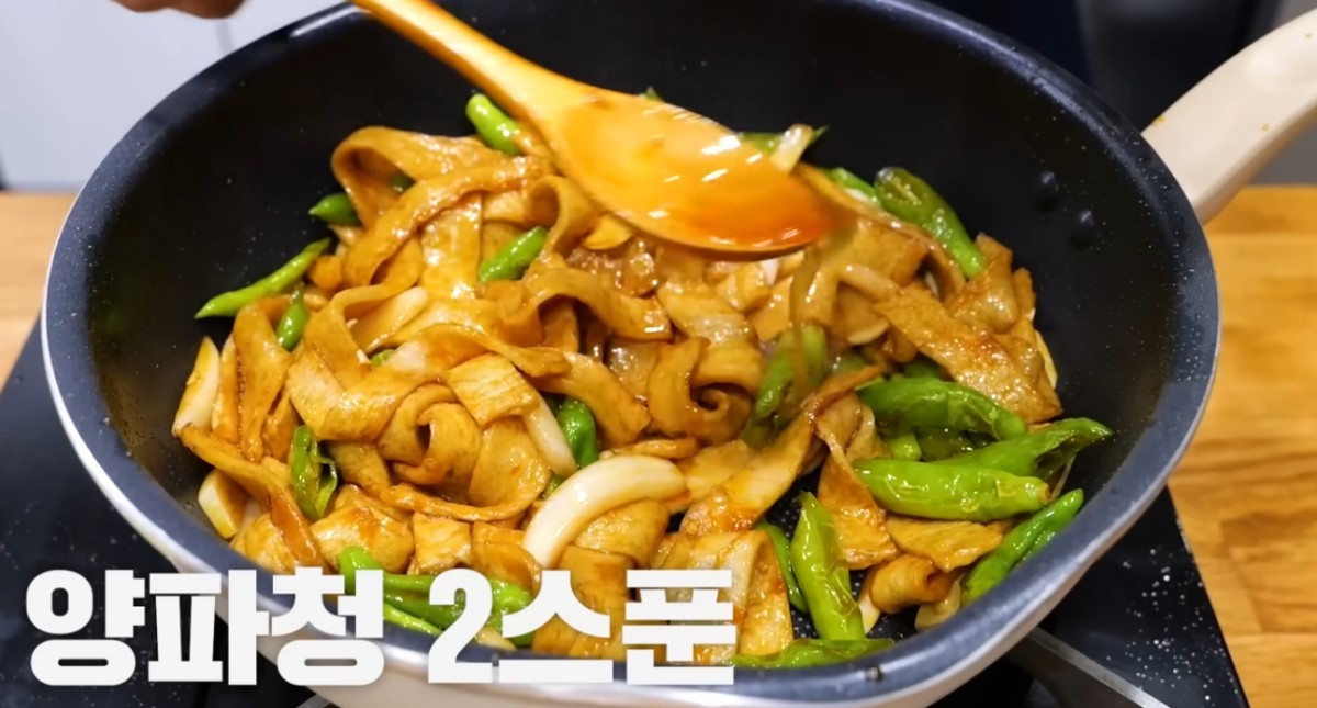 어묵볶음에 양파청을 넣는 모습 / 유튜브 '김대석 세프TV'