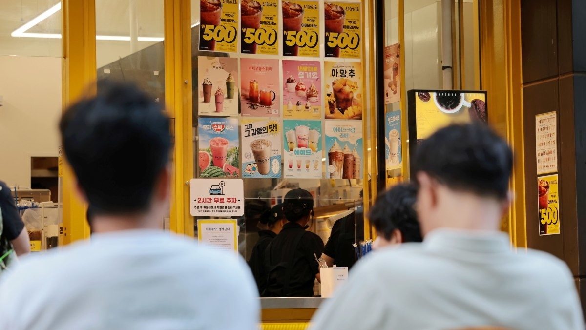 서울 시내의 한 빽다방 매장 앞에 할인 안내문이 붙어있다.  / 연합뉴스