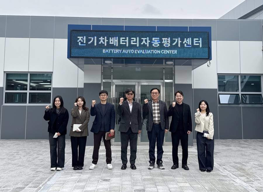 포항시는 1일 블루밸리 국가산업단지 내 ‘전기차 배터리 자동평가센터’ 현장을 방문해 시설 현황과 향후 운영계획을 집중 점검했다./포항시