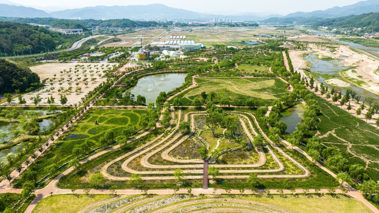 거창 창포원 전경 / 한국관광공사(촬영 : 김지호)