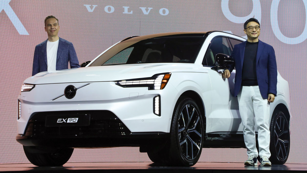 EX90과 기념 사진을 촬영하는 에릭 세베린손 볼보자동차 CCO와 이윤모 볼보자동차코리아 대표. / 권혁재 PD