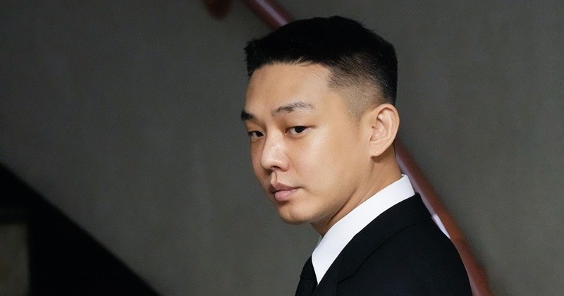 마약 투약 혐의를 받는 배우 유아인(본명 엄홍식)이 3일 오후 서울 서초구 서울중앙지법에서 열린 1심 선고 공판에 출석하고 있다. 유아인은 지난 2020년 9월부터 2022년 3월까지 미용 시술을 위한 수면 마취를 가장하는 방식 등으로 181차례에 걸쳐 프로포폴 등을 상습 투약한 혐의를 받고 있다. / 뉴스1