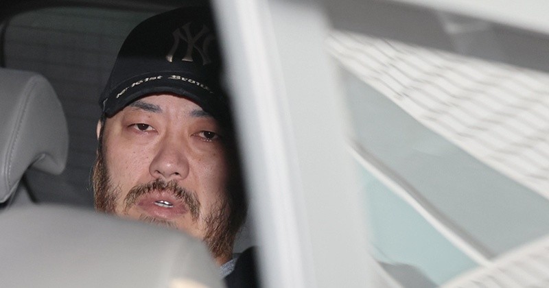 '마약왕' 박왕열(48)이 27일 경기 의정부시 의정부지방법원에서 열린 구속 전 피의자심문(영장실질심사)을 마친 후 호송차에 탑승하고 있다. 박왕열은 필리핀에서 ‘전세계’라는 닉네임으로 활동하며 텔레그램 등 메신저를 이용해 필로폰과 엑스터시, 케타민, 대마 등 마약류를 한국에 대량 유통한 혐의를 받고 있다. 2026.3.27/뉴스1