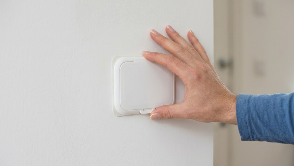 물티슈 뚜껑 그냥 버리지 말고 벽에 한 번 붙여 보세요…돈이 굳었습니다 