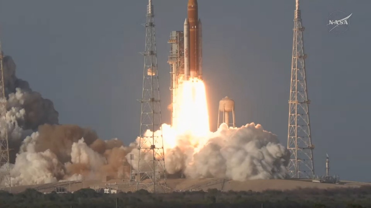 불꽃을 뿜으며 발사되는 아르테미스 2호 / 나사 유튜브 캡처