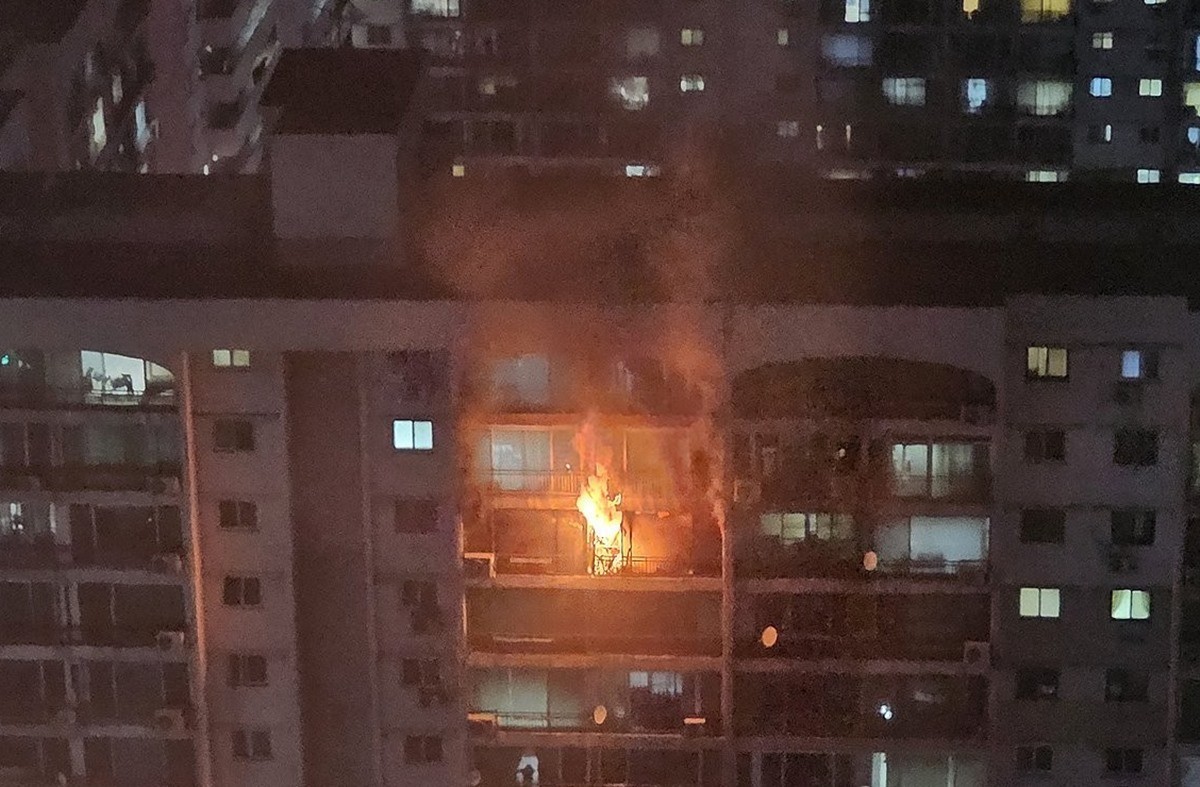 지난달 23일 오후 서울 송파구 신천동에 있는 장미아파트에서 화재가 발생한 모습. 당시 소방 당국은 화재 발생 1시간여 만에 불을 완전히 껐다고 밝혔다. 자료 사진.     서울 아파트 단지의 절반 가까이는 스프링클러가 없는 것으로 나타났다.    / 연합뉴스