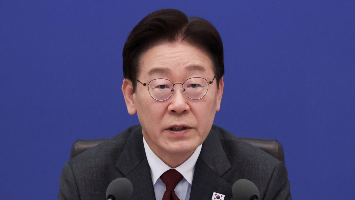 이재명 대통령이 지난 1일 청와대에서 열린 제3차 비상경제점검회의에서 발언하고 있다. 이날 이재명 대통령은 쓰레기봉투 수급 상황을 보고받은 뒤 기후에너지환경부 장관에게 구매 수량 제한을 하지 말고 지역별 조정 역할을 하라고 지시했다.  / 뉴스1