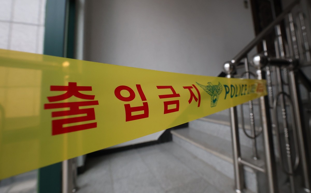 폴리스라인 모습. 기사 내용과 무관한 자료 사진. 광주 북부경찰서는 2일 특수상해 혐의로 어머니인 40대 여성 A 씨를 입건해 조사하고 있다. 경찰에 따르면 40대 여성 A 씨는 전날(1일) 오후 11시 52분쯤 광주시 북구에 있는 주거지에서 중학생 아들 B 군의 등 부위를 흉기로 1차례 찌른 혐의를 받고 있다. 당시 진로 문제로 아들 B 군을 훈육 중이던 40대 여성 A 씨는 '버릇을 고치겠다'라며 이런 일을 저지른 것으로 조사됐다.     경찰은 40대 여성 A 씨를 상대로 정확한 사건 경위 등을 조사하고 있다고 밝혔다.     / 뉴스1