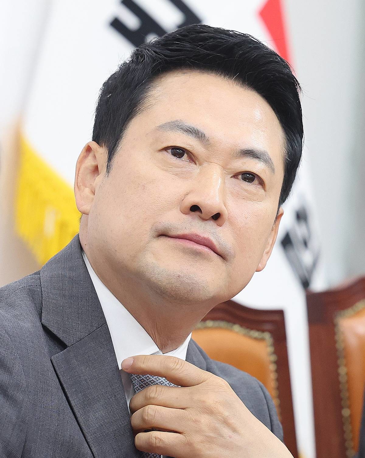 장동혁 국민의힘 대표 자료 사진. 장동혁 대표가 26조 2000억 원 규모의 정부의 추가경정예산 관련해 '말로는 전쟁 추경이지만 실제로는 선거 추경'이라고 비판했다. 장동혁 대표는 2일 서울 여의도 국회에서 열린 최고위원회의에서 '국민 70%에게 최대 60만 원씩 현금을 살포하고 영화와 숙박비 할인, 문화예술 분야 지원까지 포함했다. 영화표까지 나눠주면서 지방선거 표 사겠다는 것'이라며 이렇게 주장했다.   장 대표는     '우리 당은 사업 하나하나 꼼꼼히 검토해서 선심성 예산은 걸러내고 나라와 국민에게 도움이 되는 알짜 추경이 되도록 만들겠다'라고 강조했다.    / 뉴스1