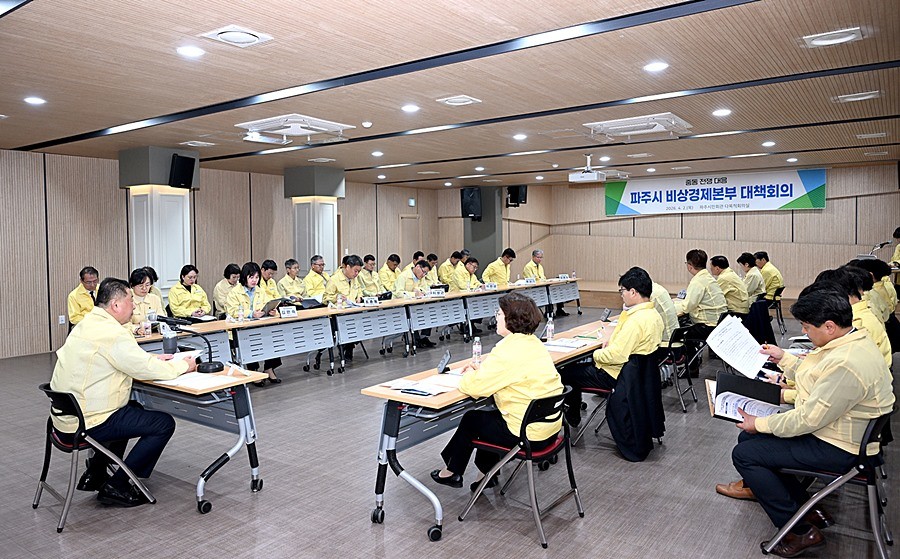 김경일 파주시장(왼쪽)