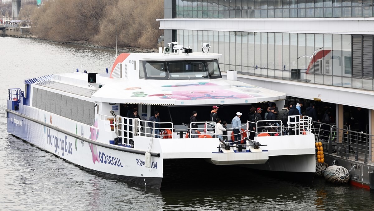 운행을 재개한 한강버스가 서울 영등포구 여의도선착장에 정박해 있다. 기사 이해를 돕기 위한 자료 사진. 한강버스가 한 달 동안 6만 명이 넘는 승객을 태우며 월간 최대 기록을 세운 것으로 집계됐다. 서울시는 2일 이런 내용의 한강버스 탑승객 현황을 공개했다. 서울시에 따르면 3월 한강버스 탑승객은 총 6만 2491명으로 하루 평균 2016명이 이용했다. 종전의 월간 최대 탑승객 기록인 지난해 11월의 4만 2952명(일평균 1432명)을 크게 웃도는 탑승객 수치다. / 뉴스1