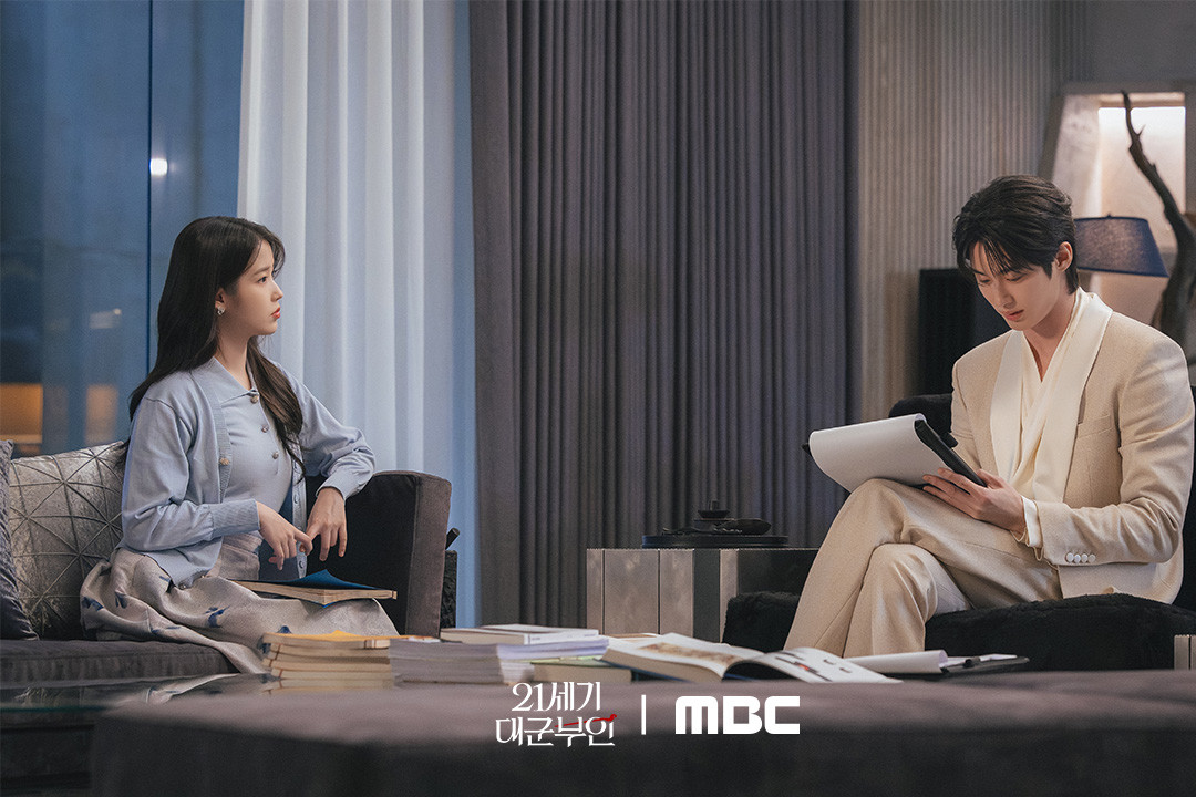 '21세기 대군부인'에서 로맨스 연기 선보이는 아이유, 변우석 / MBC
