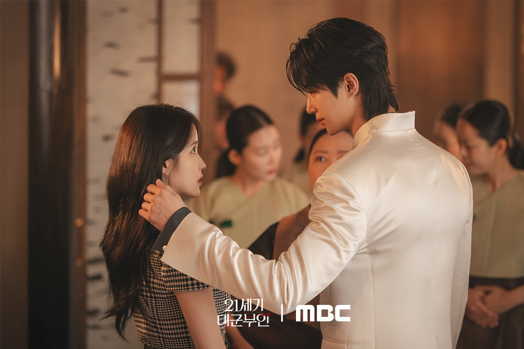 '21세기 대군부인' 속 아이유와 변우석 / MBC