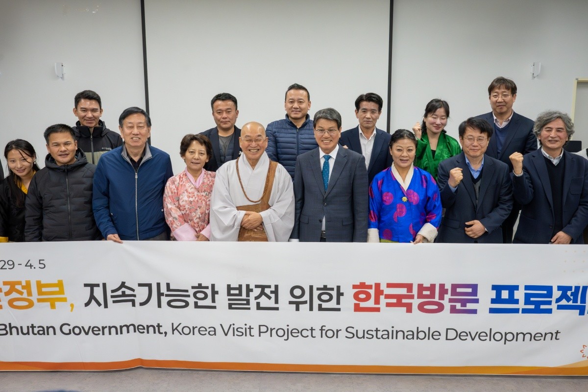 지난 1일, 벤치마킹으로 방문한 부탄방문 관계자들과 군 관계자들이 단체 기념촬영을 하고 있다. / 청양군