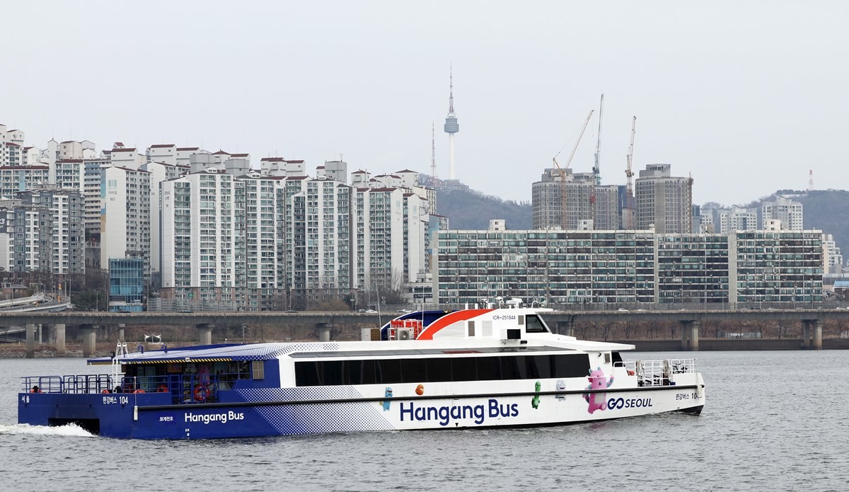 한강버스 모습. 기사 이해를 돕기 위한 자료 사진. 한강버스는 서울 한강을 따라 운행되는 수상 교통수단으로 시민들의 이동 편의를 높이고 관광 자원으로도 활용하기 위해 도입된 교통 서비스이다.      / 뉴스1