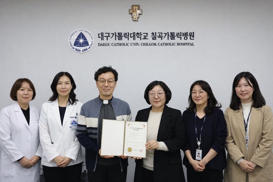 지역거점 뎅기열 협력 의료기관으로 지정된 대구가톨릭대학교 칠곡가톨릭병원 의료진과 관계자들이 지정 기념촬영을 하고 있다. / 대구 북구 제공