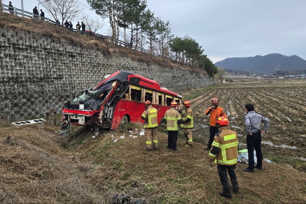음성 원남면 통근버스 사고 현장 / 충북소방본부 제공