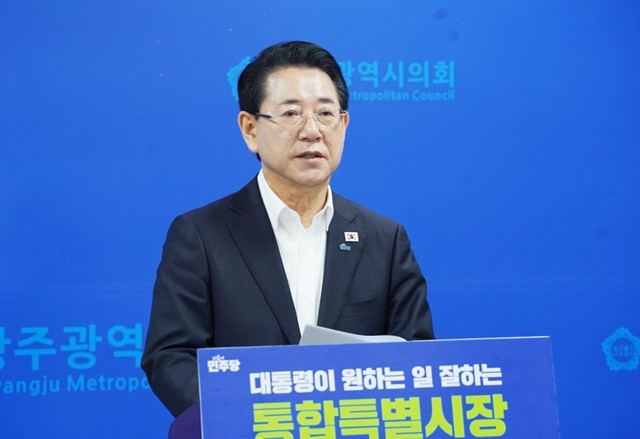 김영록 예비후보는 2일 오전 광주시의회 브리핑룸에서 기자회견을 열고 “전남·광주 통합특별시장으로 믿고 맡길 수 있는 후보는 오직 김영록이다”라고 천명했다.