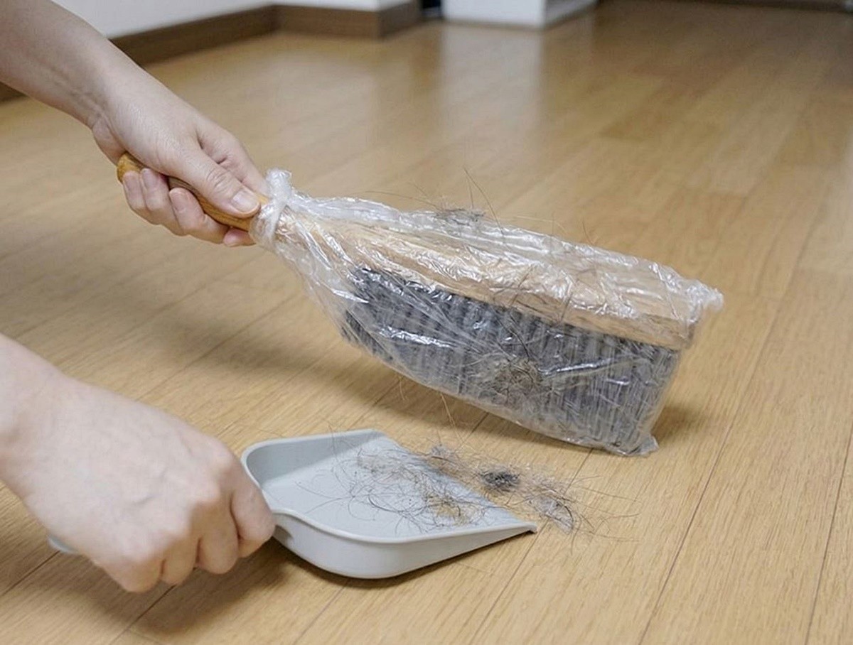 비닐봉지를 씌운 빗자루로 청소하는 모습. 기사 이해를 돕기 위해 AI를 활용해 제작한 자료 사진. 실제 모습과 다소 차이가 있을 수 있다. 빗자루 청소의 불편함을 덜어 주는 간단한 방법이 있다. 바로 빗자루에 비닐봉지를 끼워 사용하는 것이다. 우선 다이소 등에서 구입한 가정용 빗자루를 준비한다. 특별한 도구를 새로 준비할 필요도 없고 집에 흔히 있는 비닐봉지만 있으면 손쉽게 활용할 수 있다는 점에서 매우 실용적이다.