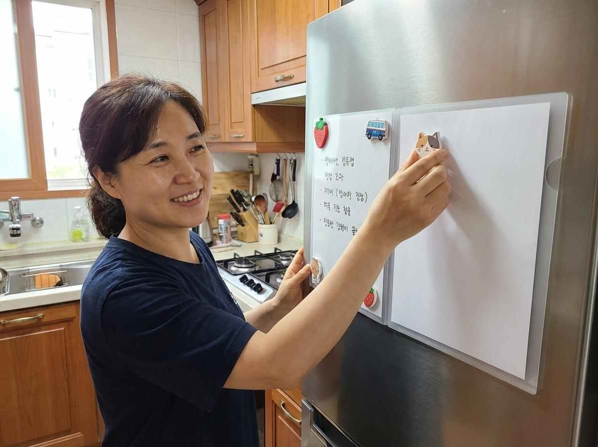 냉장고와 자석을 이용하면 투명 파일은 간이 화이트보드로도 사용할 수 있다. 기사 내용 토대로 AI툴 활용해 제작한 자료사진.