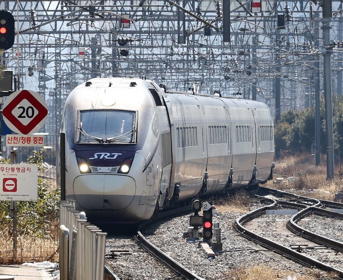 철로를 달리는 SRT 고속열차 모습. 기사 이해를 돕기 위한 자료 사진. 2일 코레일과 SR에 따르면 지난 1일 오후 9시 31분쯤 수서 방향 SRT 394 열차가 정차역인 천안아산역을 그대로 지나쳤다. 이에 따라 당시 SRT 열차를 기다리던 76명과 이곳에서 내리려던 30명이 승하차하지 못하는 일이 벌어졌다. 이날 천안아산역을 갑자기 지나친 SRT 열차는 경기 평택 지제역에서 정차했고 하차하지 못한 승객을 후속 하행 SRT 열차에 환승 조치한 것으로 전해졌다. 승차하지 못한 승객은 다음 상행 열차를 이용하도록 했다. / 뉴스1