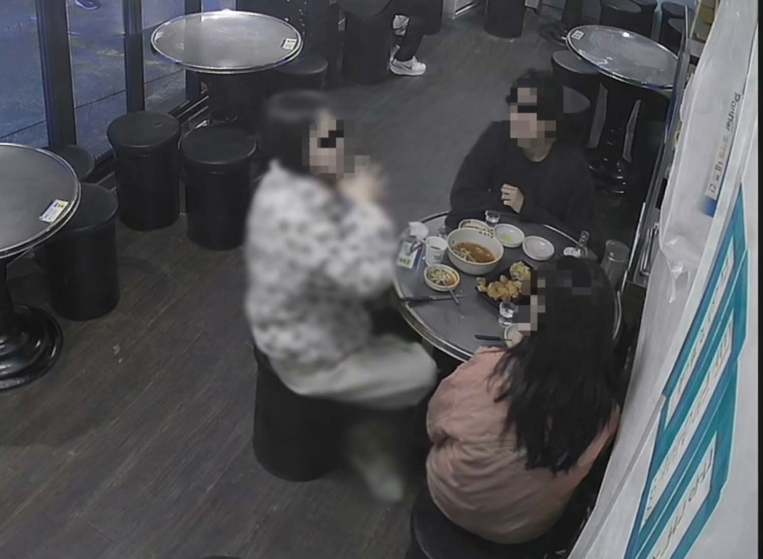 계산하지 않고 사라진 여성 손님들. / 보배드림