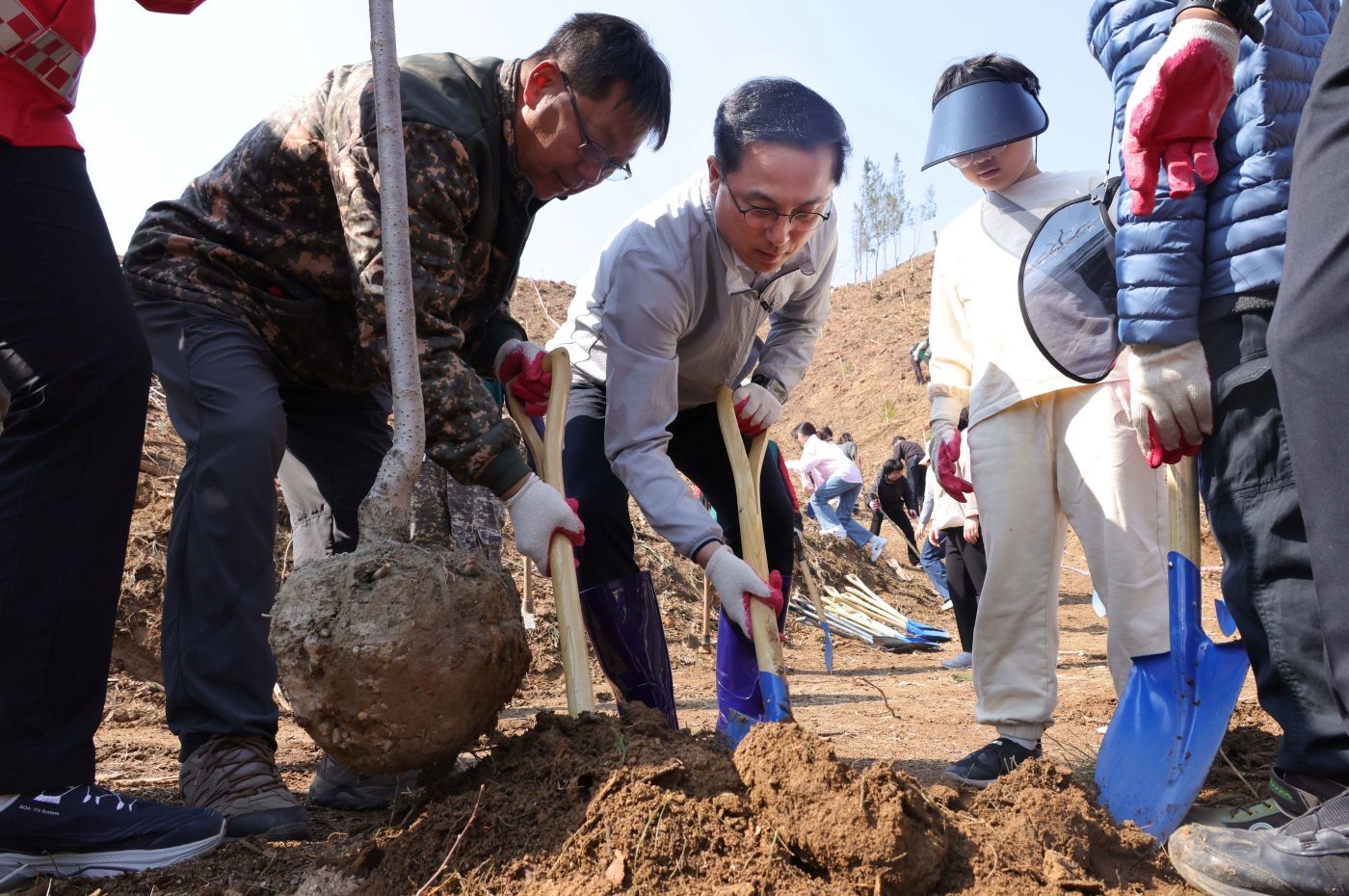 2일 추동 일원에서 진행된 나무심기 행사에서 박희조 동구청장(가운데)이 행사 참여자들과 함께 나무를 심고 있다. / 사진=대전 동구