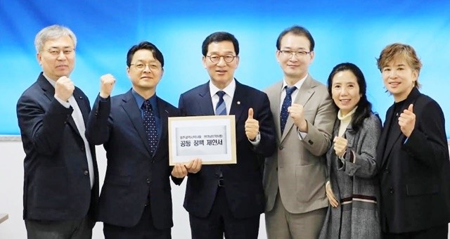 신정훈 후보가 전남광주약사회 회장단과 간담회 후 기념 촬영을 하고 있다. 신 후보는 약사 역할 확대와 의료공백 해소 방안을 논의하며 보건의료 정책 강화 의지를 밝혔다.