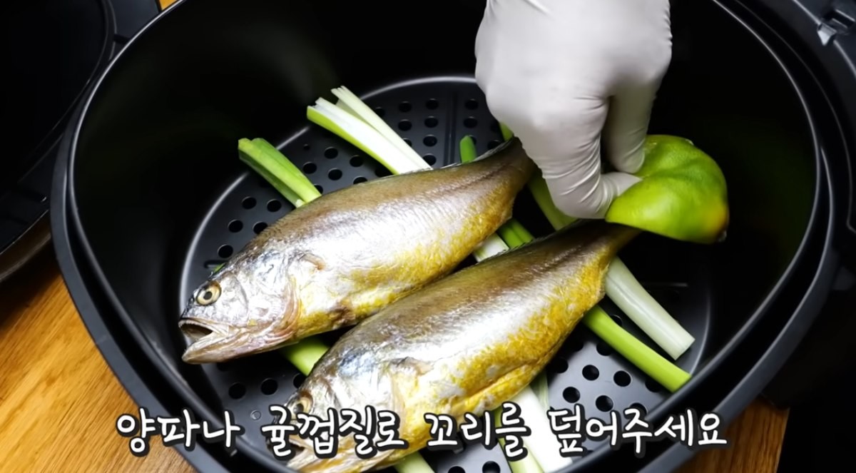 조기를 굽는 모습 / 유튜브 '김대석 셰프TV'