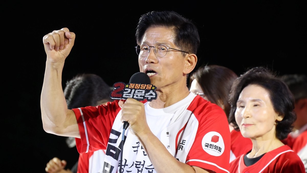 김문수 전 국민의힘 대선 경선 후보가 제21대 대통령 선거를 하루 앞뒀던 지난해 6월 2일 오후 서울 중구 서울시청 앞 광장에서 열린 '울려라 함성, 들어라 승리의 메아리' 피날레 유세에서 지지를 호소했던 모습. / 뉴스1